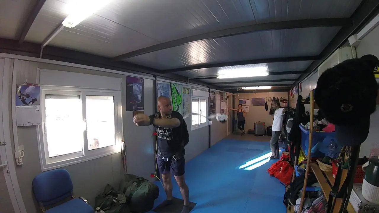 Μαθητές στο ground school του Skydive Megara