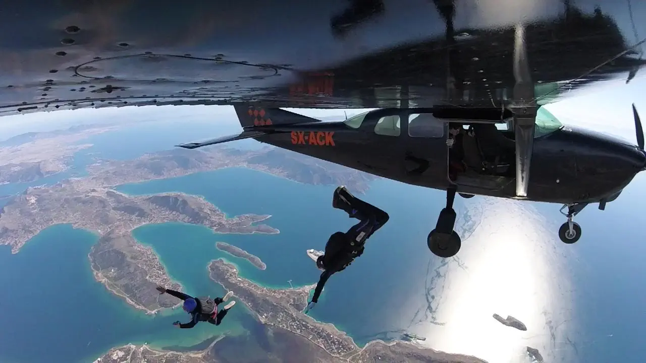 Μαθητής AFF σε ελεύθερη πτώση με έναν εκπαιδευτή